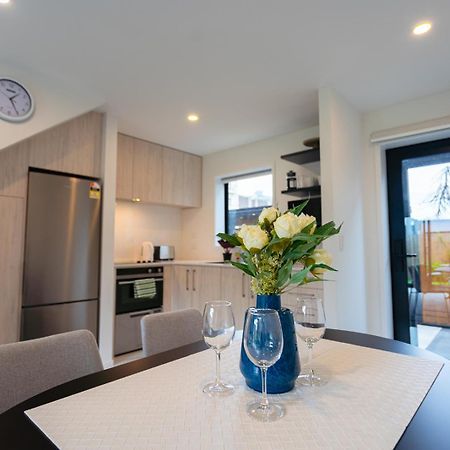 Modern 2 Bedroom Townhouse In Cbd With Parking! Sleeps 5 كريستتشيرش المظهر الخارجي الصورة