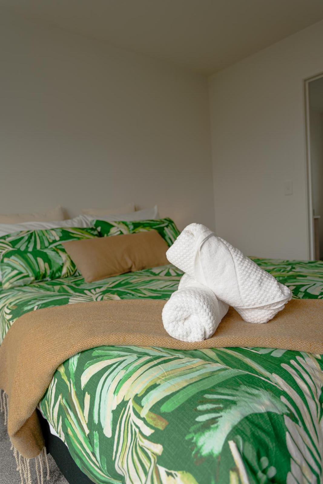 Modern 2 Bedroom Townhouse In Cbd With Parking! Sleeps 5 كريستتشيرش المظهر الخارجي الصورة