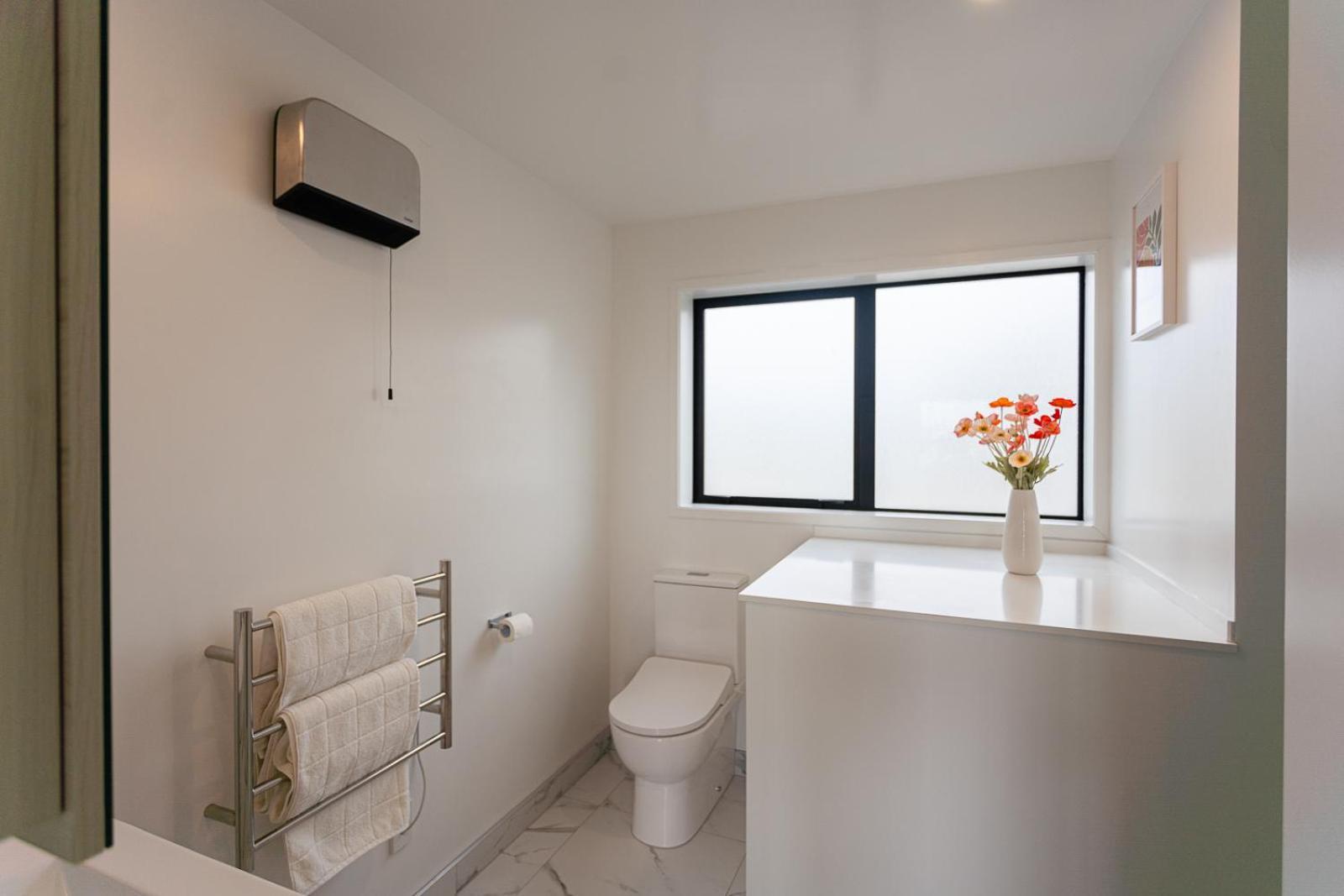 Modern 2 Bedroom Townhouse In Cbd With Parking! Sleeps 5 كريستتشيرش المظهر الخارجي الصورة