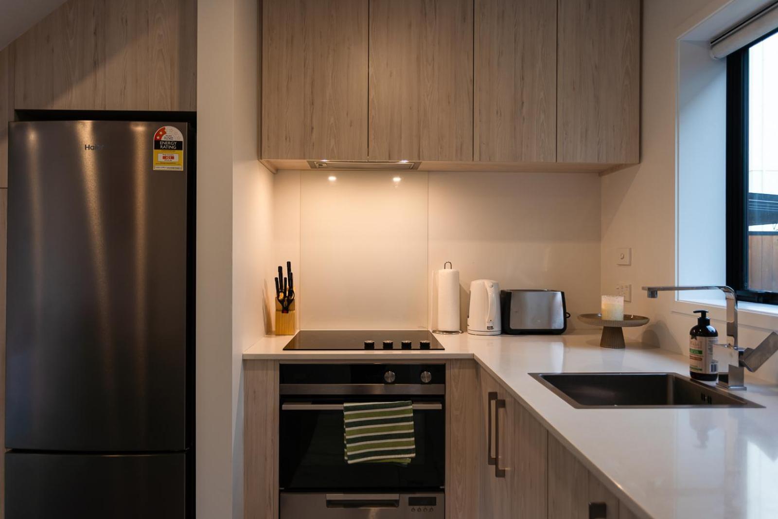 Modern 2 Bedroom Townhouse In Cbd With Parking! Sleeps 5 كريستتشيرش المظهر الخارجي الصورة
