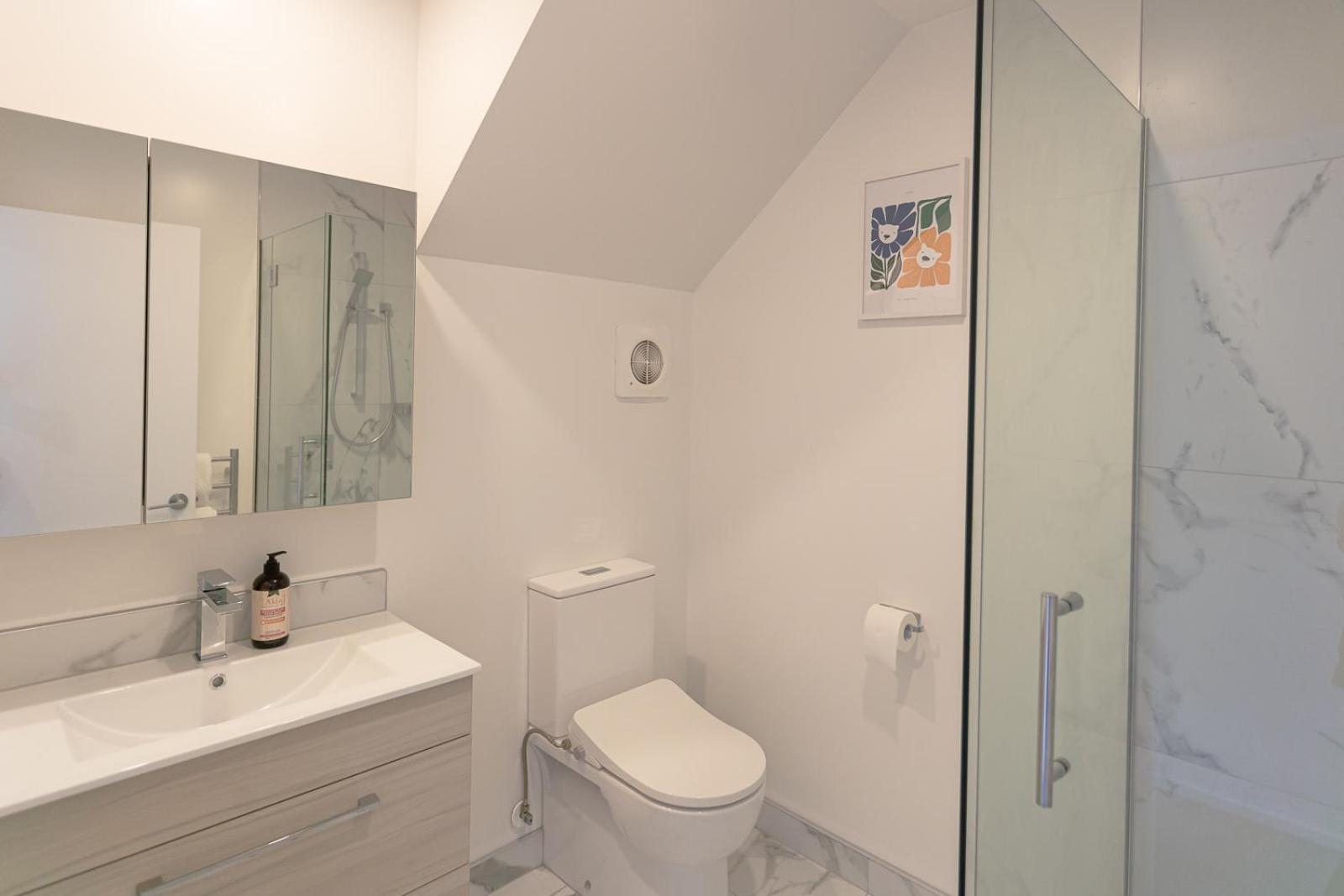 Modern 2 Bedroom Townhouse In Cbd With Parking! Sleeps 5 كريستتشيرش المظهر الخارجي الصورة