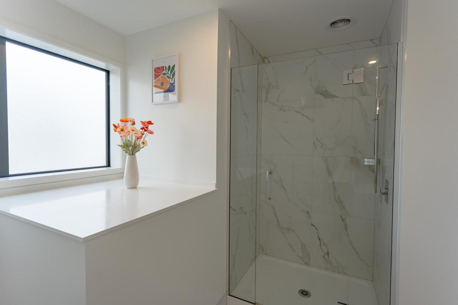 Modern 2 Bedroom Townhouse In Cbd With Parking! Sleeps 5 كريستتشيرش المظهر الخارجي الصورة
