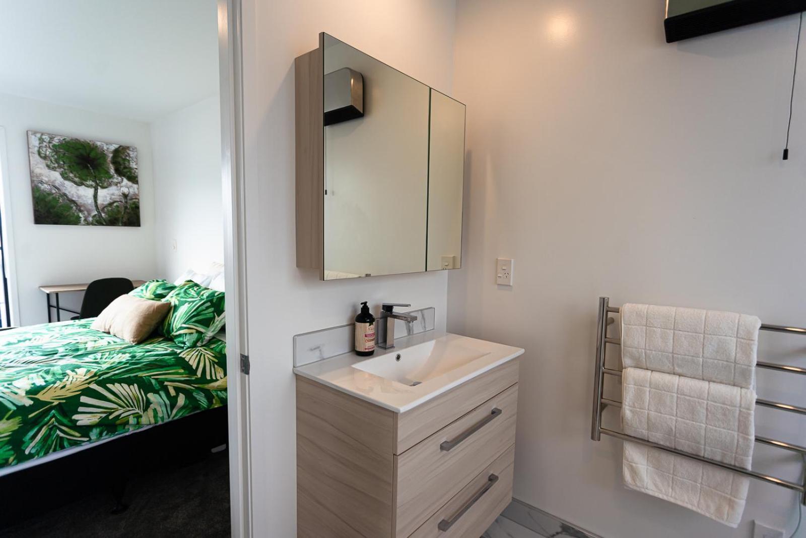 Modern 2 Bedroom Townhouse In Cbd With Parking! Sleeps 5 كريستتشيرش المظهر الخارجي الصورة