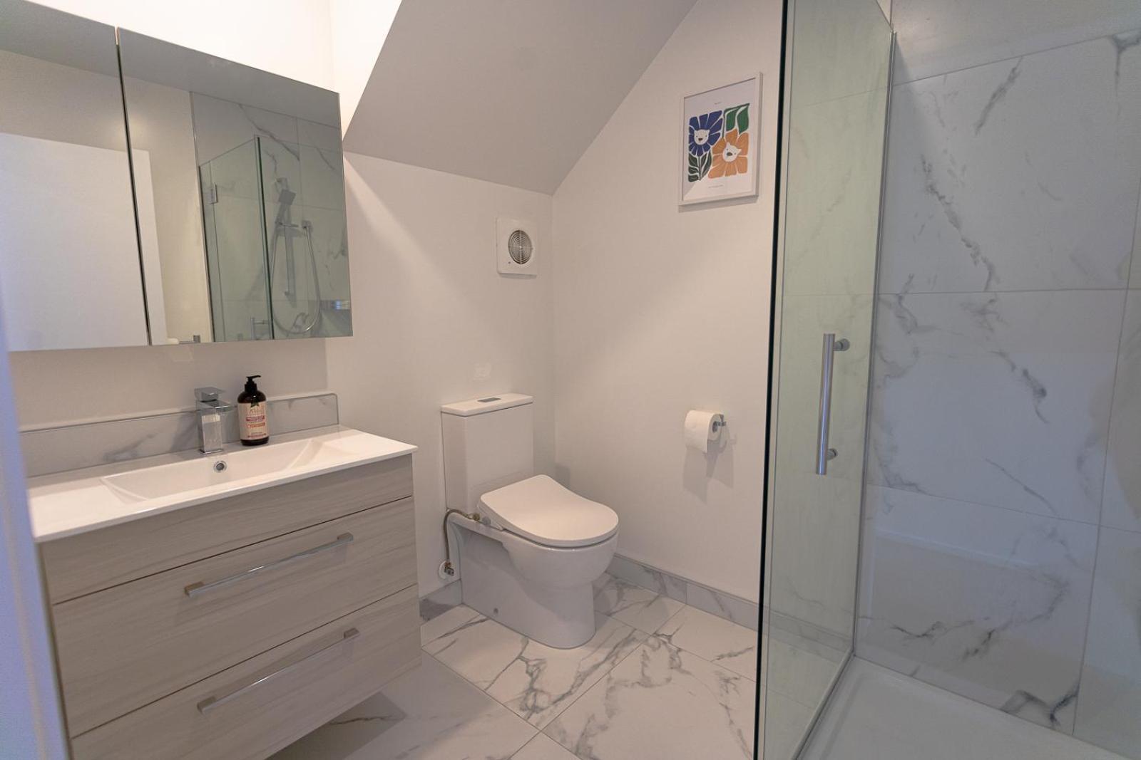Modern 2 Bedroom Townhouse In Cbd With Parking! Sleeps 5 كريستتشيرش المظهر الخارجي الصورة