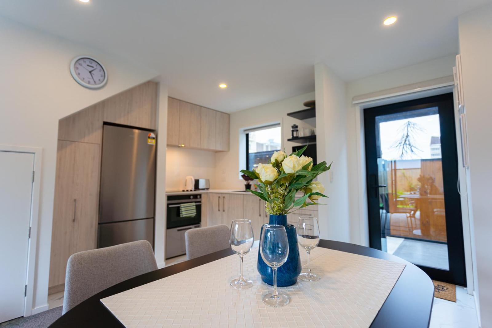 Modern 2 Bedroom Townhouse In Cbd With Parking! Sleeps 5 كريستتشيرش المظهر الخارجي الصورة
